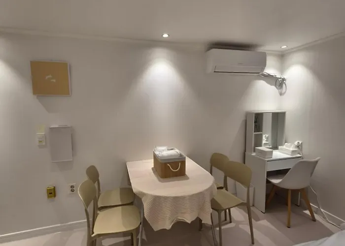 1-minute Walk From Ktx Station, Ultra-close To The Station, Cozy Accommodation, Luggage Storage, Haeon Ciudad Metropolitana de Busan
