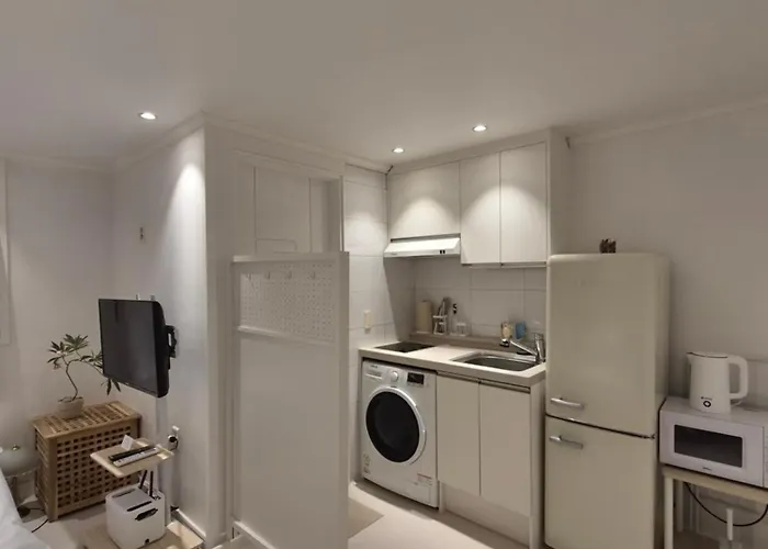 1-minute Walk From Ktx Station, Ultra-close To The Station, Cozy Accommodation, Luggage Storage, Haeon Ciudad Metropolitana de Busan