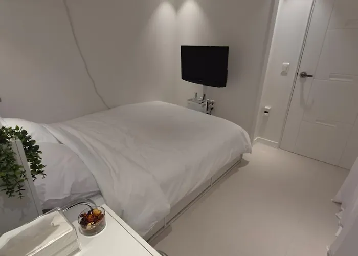 1-minute Walk From Ktx Station, Ultra-close To The Station, Cozy Accommodation, Luggage Storage, Haeon *